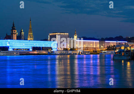 Linz: Lentos Kunstmuseum und die Türme der Pfarrkirche, die alte Kathedrale, neuen Dom und Landhaus (State House) (von links nach r Stockfoto