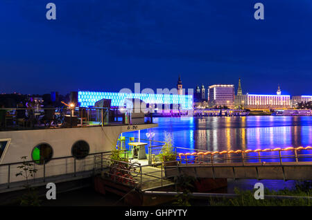 Linz: Lentos Kunstmuseum und die Türme der Pfarrei Kirche, alte Kathedrale, neuen Dom und Landhaus (State House) (links) ein Stockfoto