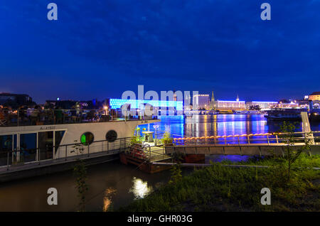 Linz: Lentos Kunstmuseum und die Türme der Pfarrei Kirche, alte Kathedrale, neuen Dom und Landhaus (State House) (links) ein Stockfoto