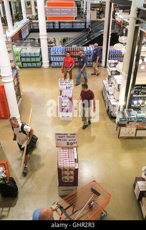 Zeigen Sie in Home Depot, NYC an Stockfoto