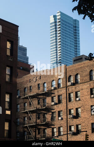 Kontrastreiche Architektur in New York City, USA Stockfoto