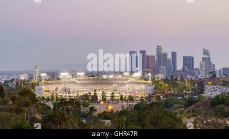 Los Angeles, JUL 29: Schöne Luftaufnahme von Dodger Stadium mit der Innenstadt am 29. Juli 2016 in Los Angeles. Stockfoto