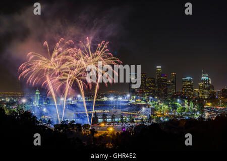 Los Angeles, JUL 29: Schönen Feuerwerk über dem berühmten Dodger Stadium mit Innenstadt Blick auf 29. Juli 2016 in Los Angeles. Stockfoto