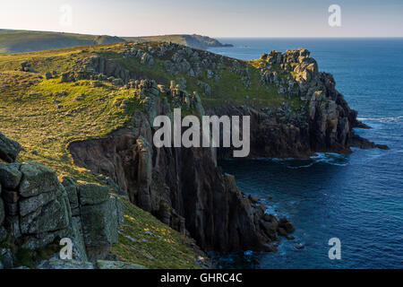 Am frühen Morgen über die felsige Küste in der Nähe von Lands End, Cornwall, England Stockfoto