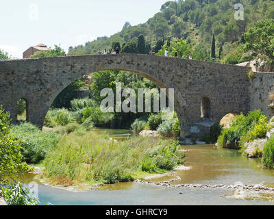 Historische Brücke über den Fluss l'Orbieu in Lagrasse, Languedoc Roussillon, Frankreich Stockfoto