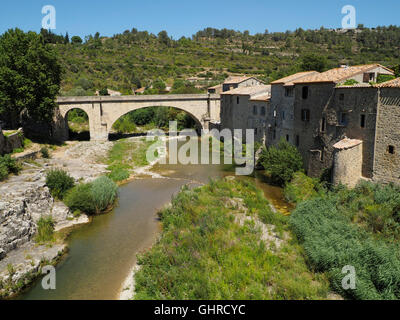 Das mittelalterliche Dorf Lagrasse, am Fluss L'Orbieu in Südfrankreich, Aude, Languedoc-Roussillon Stockfoto