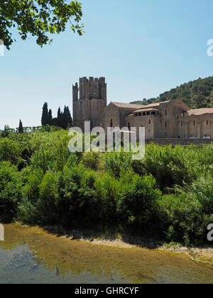 Die berühmten großen mittelalterlichen Abtei in Lagrasse, Aude, Languedoc Roussillon, Frankreich Stockfoto