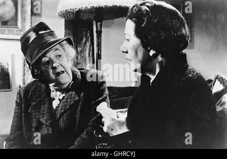 Der Wachsblumenstrauss Der Wachsblumenstrauß Mord im Galopp GB 1963 - George Pollock Miss Marple (MARGARET RUTHERFORD, l.) Sammelt Spenden Für Eine Organisation Zur Betreuung Bekehrter Verbrecher. Dabei Macht Sie die Bekanntschaft Eines Vermögenden Einzelgängers Und Sonderlings, der riment Verstirbt. Miss Marple Schöpft Verdacht Und Stellt Dem Mörder Eine Falle, Umm ihn-Zu Überführen Und Seiner Gerechten Strafe Zuzuführen. Doch Auch Sich Selbst Bringt Sie Dabei in Gefahr... Regie: George Pollock aka. Mord im Galopp Stockfoto