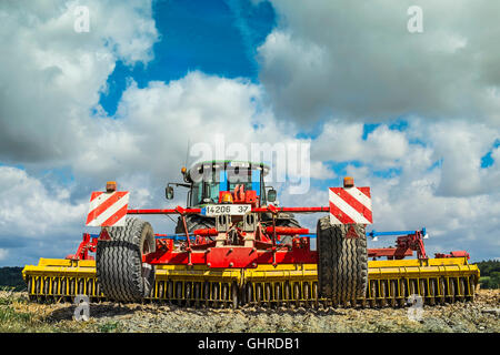 John Deere 8310R Ackerschlepper und Bodenfräse - Frankreich. Stockfoto