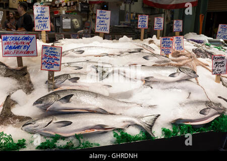 Seattle, Washington: Wildlachs zum Verkauf am Pike Place Fish Market. Stockfoto