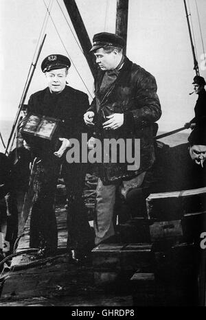 Auf der Reeperbahn Nachts um Halb Eins - Als der Heimgekehrte Seemann Hannes Wedderkamp Erfährt, Daß er Eine angetreten Tochter Hut, Gerät er Darüber Mit seit Besten Freund Pitter Breuer in Streit. Erst als er Dem Bankrotten Freund, der Bei Einer illegalen Schatzsuche in Die Fänge Skrupelloser Ganoven Geraten ist, Das Leben Rettet, Kommt es Zur VersÜhnung, Und Die Tochter Kann Glücklich eine Einen Reederssohn Verheiratet Werden Foto Vlnr.: Pitter Breuer (HEINZ RÜHMANN), FRITZ WAGNER, WOLFGANG NEUSS. Regie: Wolfgang Liebeneiner Stockfoto