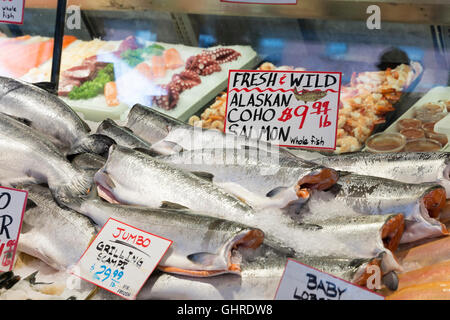 Seattle, Washington: Coho Wildlachs zum Verkauf an City Fish Co. im Pike Place Market. Stockfoto