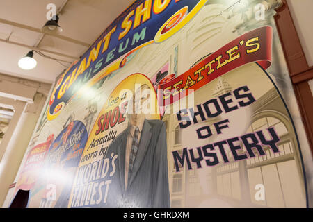 Seattle, Washington: Alte Seattle Paperworks Riese Schuhmuseum am Pike Place Market Stockfoto