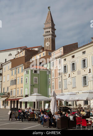 Straßencafés in Tartini-Platz, Piran, Slowenien. Stockfoto