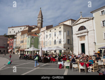 Straßencafés in Tartini-Platz, Piran, Slowenien. Stockfoto