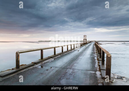 Die Rettungs-Hütte auf dem Weg zur Heiligen Insel wie die Flut zurückweicht ermöglicht Zugriff auf Lindisfarne bei einem stimmungsvollen Sonnenuntergang Stockfoto