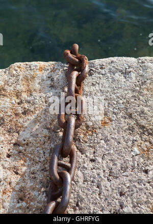 Nahaufnahme von rostigen Kette auf einem Pier in Piran, Istrien, Slowenien. Stockfoto