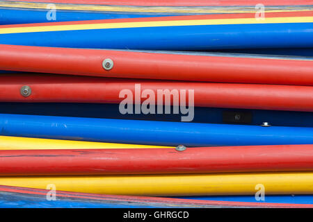 Bunte PVC-Rohre. Abstrakte Industrieerfahrung. Stockfoto