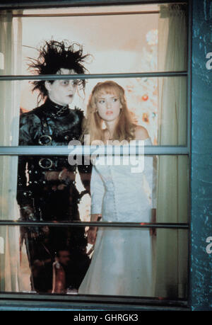 EDWARD MIT DEN SCHERENHÄNDEN Edward Scissorhands USA 1990 - Tim Burton Statt Mit Fingern ist Eduard (JOHNNY DEPP) Mit Scherenhänden Münzfach. Kim Boggs (WINONA RYDER) Nimmt Den Mitleiderregenden Mann Mit Zu Sich Nach Hause. Regie: Tim Burton aka. Edward mit den Scherenhänden Stockfoto