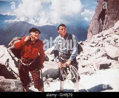 DER BERG DER VERSUCHUNG Zacharias (SPENCER TRACY) Und Chris Teller (ROBERT WAGNER) Wagen Einen Lebensgefährlichen Ziel Zu Einem Flugzeugwrack Im Mount-Blanc-Gebiet. Der Eine aus Geldgier, der Andere aus Bruderliebe. Regie: Edward Dmytryk aka. Den Berg Stockfoto