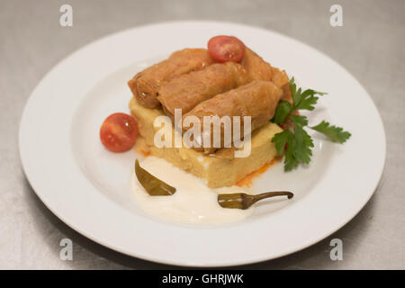 Kohlrouladen mit polenta Stockfoto