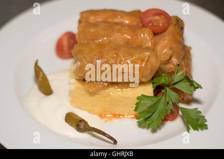 Kohlrouladen mit polenta Stockfoto