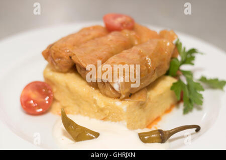 Kohlrouladen mit polenta Stockfoto