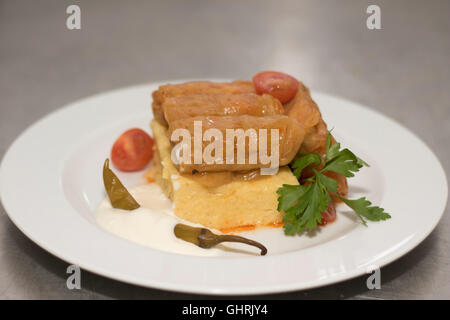 Kohlrouladen mit polenta Stockfoto