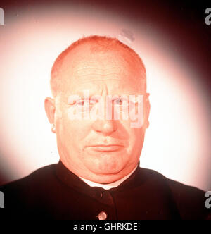 Der Gauner Und der Liebe Gott D 1960 - Axel von Ambesser Der Ganove Paul Wittkowski (GERT FRÖBE) ist Auf der Flucht Vor der Polizei in Die Soutane Eines Katholischen Priesters Geschlüpft... Regie: Axel von Ambesser Stockfoto