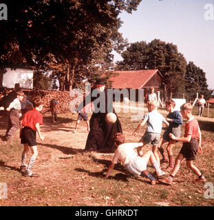 Der Gauner Und der Liebe Gott D 1960 - Axel von Ambesser Der Ganove Paul Wittkowski (GERT FRÖBE) ist Auf der Flucht Vor der Polizei in Die Soutane Eines Katholischen Priesters Geschlüpft... Regie: Axel von Ambesser Stockfoto