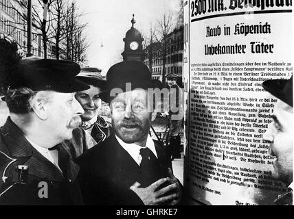 DER HAUPTMANN VON KÖPENICK D 1956 - Helmut Käutner Der Schuhmacher Wilhelm Voigt Hält Im Jahre 1906 in Einer alten Hauptmannsuniform Auf der Straße Einige Soldaten ein, trat Mit Ihnen Das Rathaus von Köpenick, Verhaftet Den Bürgermeister Und Beschlagnahmt Die Stadtkasse. Foto: Szene Mit Wilhelm Voigt (HEINZ RÜHMANN, M.) Regie: Helmut Käutner Stockfoto