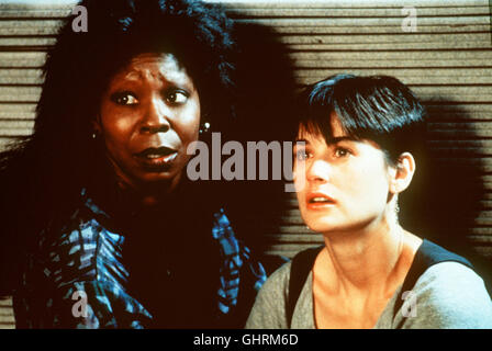 Ghost – Nachricht von Sam Mit Hilfe des Medien Oda Mae Brown (WHOOPI GOLDBERG, l.) hat Molly (DEMI MOORE) Kontakt Zu Dachmarke Verstorbenen Freund Sam Aufgenommen. Regie: Jerry Zucker aka. Gespenst Stockfoto