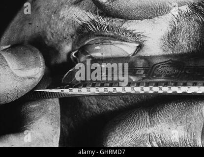 DER ANDALUSISCHE HUND F 1929 - Louis Bunuel Szene: Der Augenschnitt der legendären Schnitt des Augapfels Regie: Luis Bunuel Stockfoto