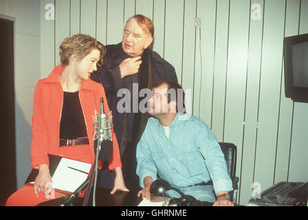 FREUNDE FÜRS LEBEN - Redaktionsassistentin Annette (SONJA HILLBERGER) Kommt Und Bittet Rüdiger (MAREK ERHARDT, r.) im sterben Sprecherkabine. ALEXANDER MAY(Walter Leibrecht) aka. Singleblues Stockfoto