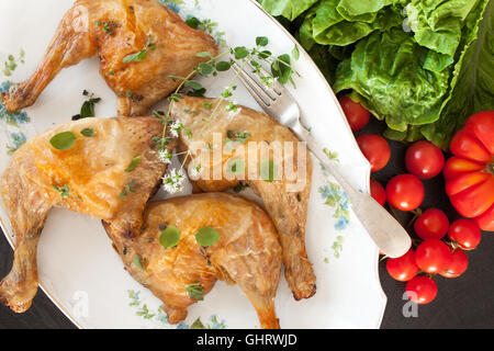 Gebratenes Huhn Beine Majoran gewürzt Stockfoto