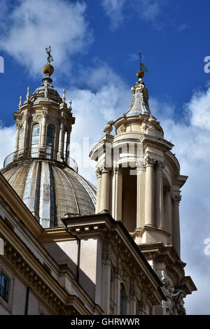 Türme und Zinnen der Barockkirche St. Agnes in Rom, erbaut im 17. Jahrhundert Stockfoto