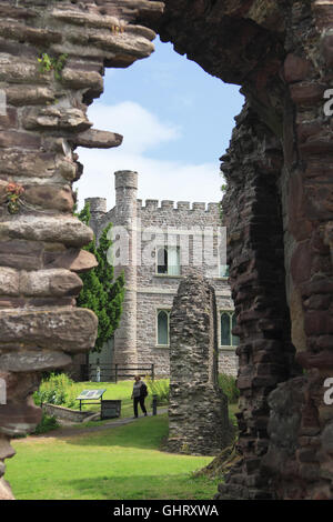 Museumsgebäude in den Ruinen von Abergavenny Castle sehen aus diesem Norman Festung Fassade, Abergavenny South Wales UK Stockfoto