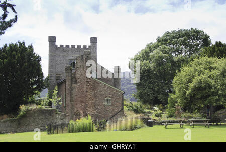 Der Museumsbau auf die Motte in den Ruinen von Abergavenny Castle, Abergavenny Monmouthshire South Wales UK Stockfoto