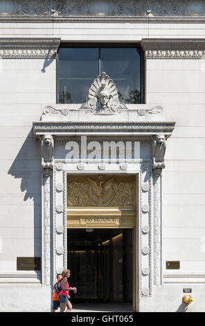 Eingang zum denkmalgeschützten 100 Broadway, American Surety Company Building. New York, Stockfoto