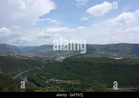 Die Stadt von Millau im Tarn-Tal gesehen von der Raststätte an der Millau-Viadukt, Frankreich Stockfoto