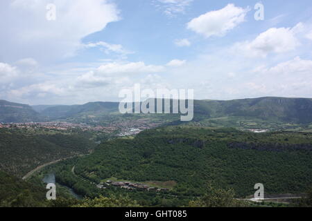 Die Stadt von Millau im Tarn-Tal gesehen von der Raststätte an der Millau-Viadukt, Frankreich Stockfoto