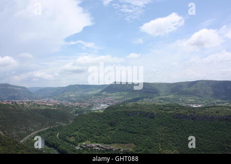 Die Stadt von Millau im Tarn-Tal gesehen von der Raststätte an der Millau-Viadukt, Frankreich Stockfoto