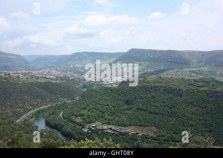 Die Stadt von Millau im Tarn-Tal gesehen von der Raststätte an der Millau-Viadukt, Frankreich Stockfoto