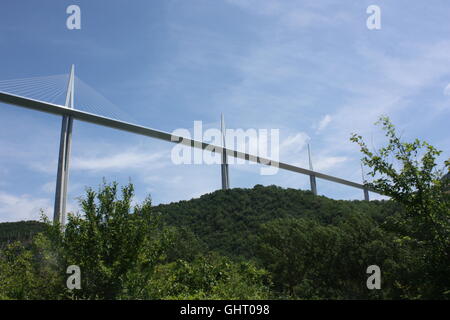 Einem der Piers das Viadukt von Millau von der Straße zwischen Millau und Peyre im Tarn-Tal aus gesehen Stockfoto