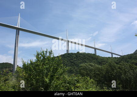 Einem der Piers das Viadukt von Millau von der Straße zwischen Millau und Peyre im Tarn-Tal aus gesehen Stockfoto