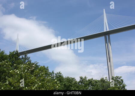 Einem der Piers das Viadukt von Millau von der Straße zwischen Millau und Peyre im Tarn-Tal aus gesehen Stockfoto