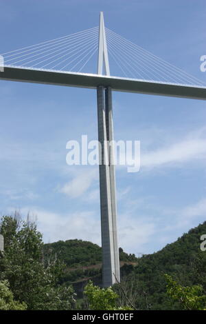 Einem der Piers das Viadukt von Millau von der Straße zwischen Millau und Peyre im Tarn-Tal aus gesehen Stockfoto