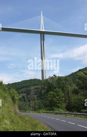 Einem der Piers das Viadukt von Millau von der Straße zwischen Millau und Peyre im Tarn-Tal aus gesehen Stockfoto