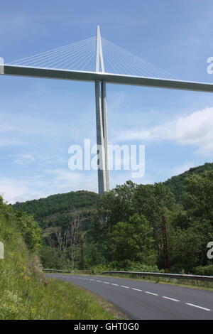 Einem der Piers das Viadukt von Millau von der Straße zwischen Millau und Peyre im Tarn-Tal aus gesehen Stockfoto