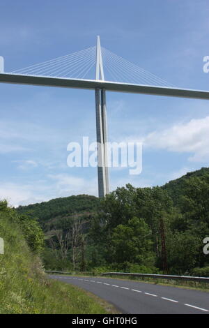 Einem der Piers das Viadukt von Millau von der Straße zwischen Millau und Peyre im Tarn-Tal aus gesehen Stockfoto